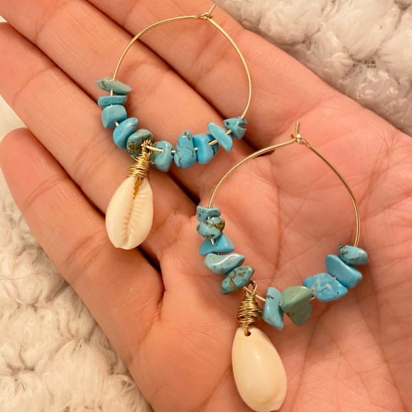2/$35🖤 Anthro Blue Howlite Faux Turquoise Cowrie Shell Hoop Earrings - Picture 6 of 8